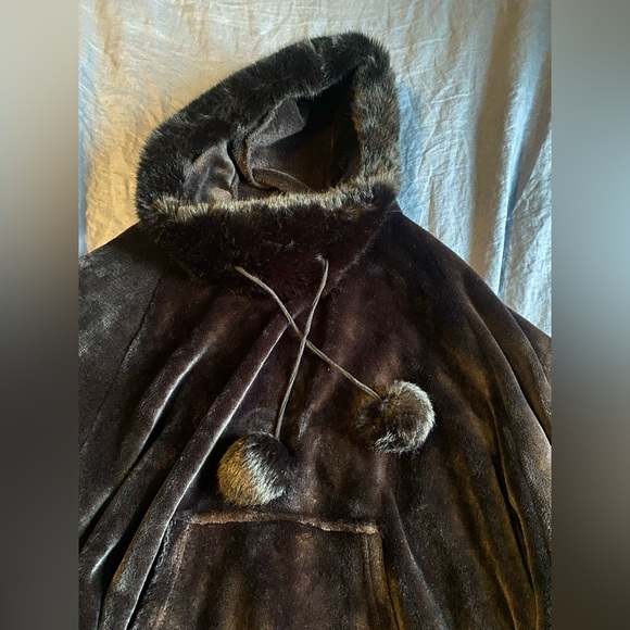 La Vie Wn Rose Fuzzy Poncho - Black - Picture 2 of 2